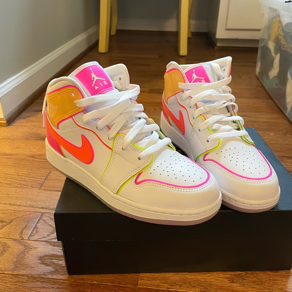 air Jordan 1 mid GS “edge glow”